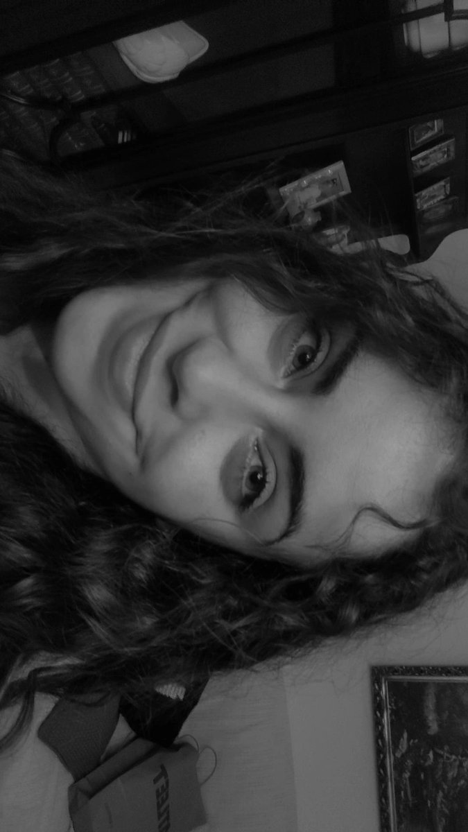 _26leyla_'s tweet photo. Supongo que esta soy yo ahora, dejamos la plancha y cogemos el difusor...🪮🪮🪮 https://t.co/DnGysdIIHM