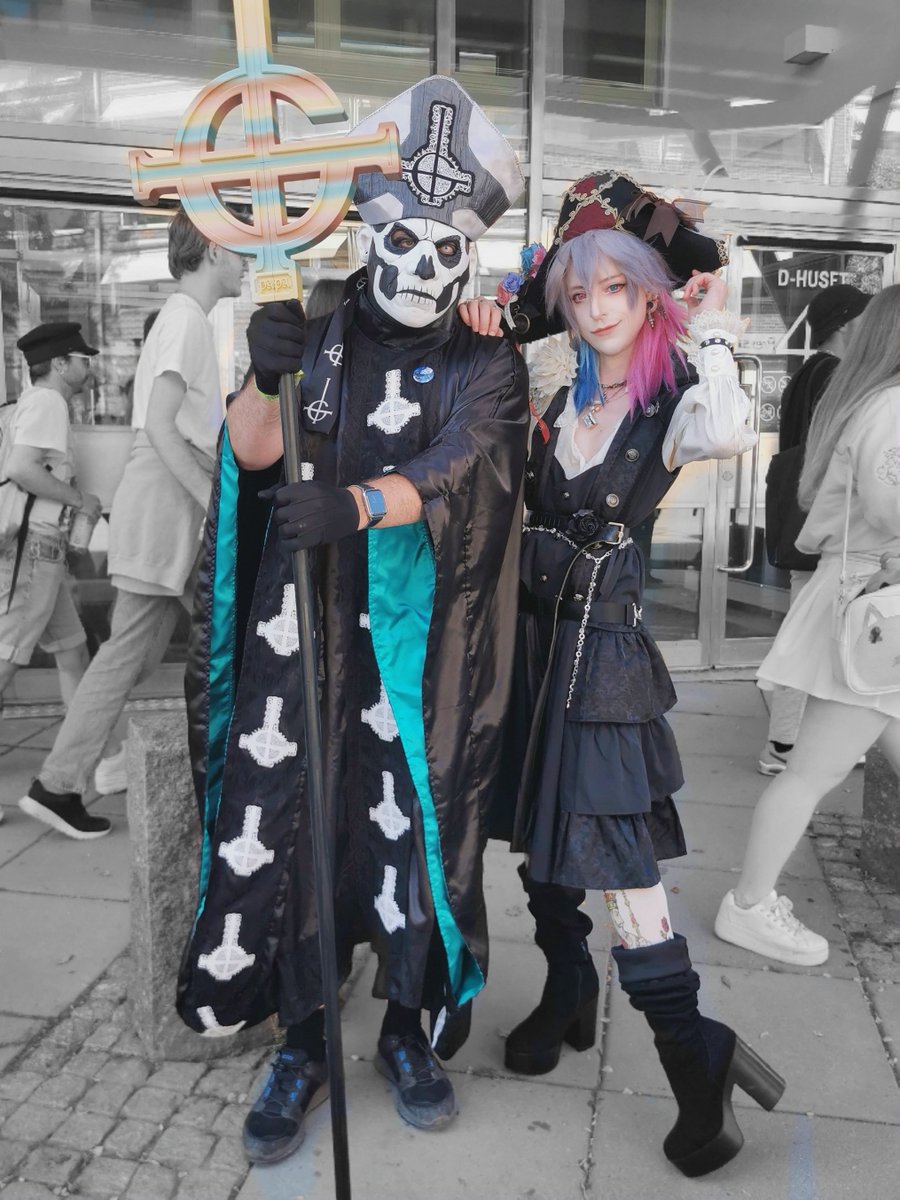 Barely survived August 19th gee thanks "Gavis Bettel"... 

We don't have Jerry at home but here's the next best thing:

Obligatory picture with papa in every con 💀🖤🎩

Betol: <a href="/OfficialBakasos/">sososeji</a> 
. 
. 
. 
#Bettelful #gavisbettelcosplay