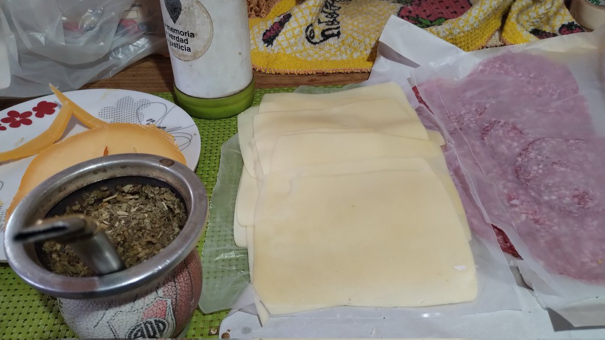DescalzaVa's tweet photo. Fui a la farmacia a averiguar el precio del suplemento que me dio la oftalmóloga y estaba 18 lucas así que hice lo que haría cualquier persona, entré a la fiambrería y compré la oferta de queso y salame. https://t.co/h3hZtHlnXF