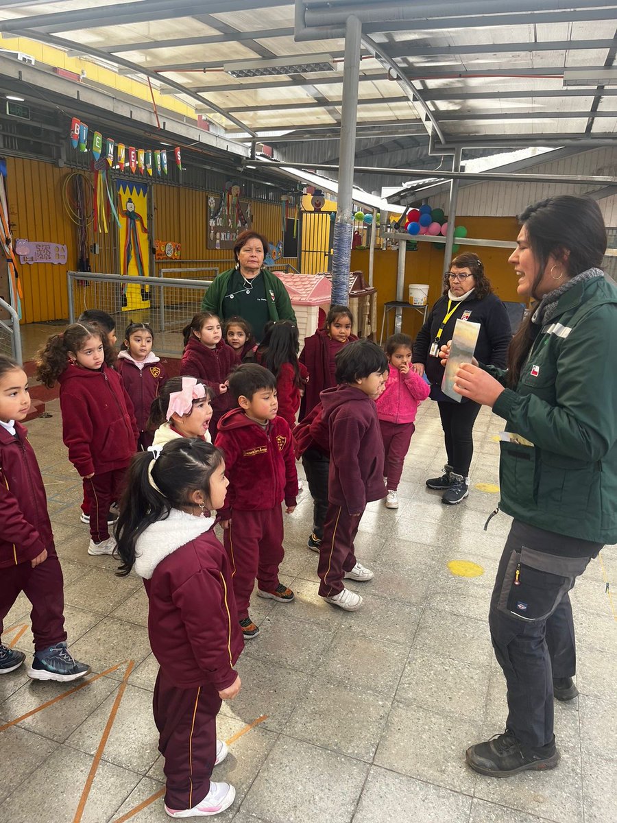 conaf_rm's tweet photo. 📍Huechuraba | Nuestro equipo de prevención de #Incendios junto a @ForestinChile visitó a niñas y niños de la Escuela Adelaida, en la comuna de #Huechuraba🍃

➡️Seguimos transmitiendo nuestro mensaje ¡Prevenir un incendio es más fácil que combatirlo! https://t.co/KoUWWhWnmS