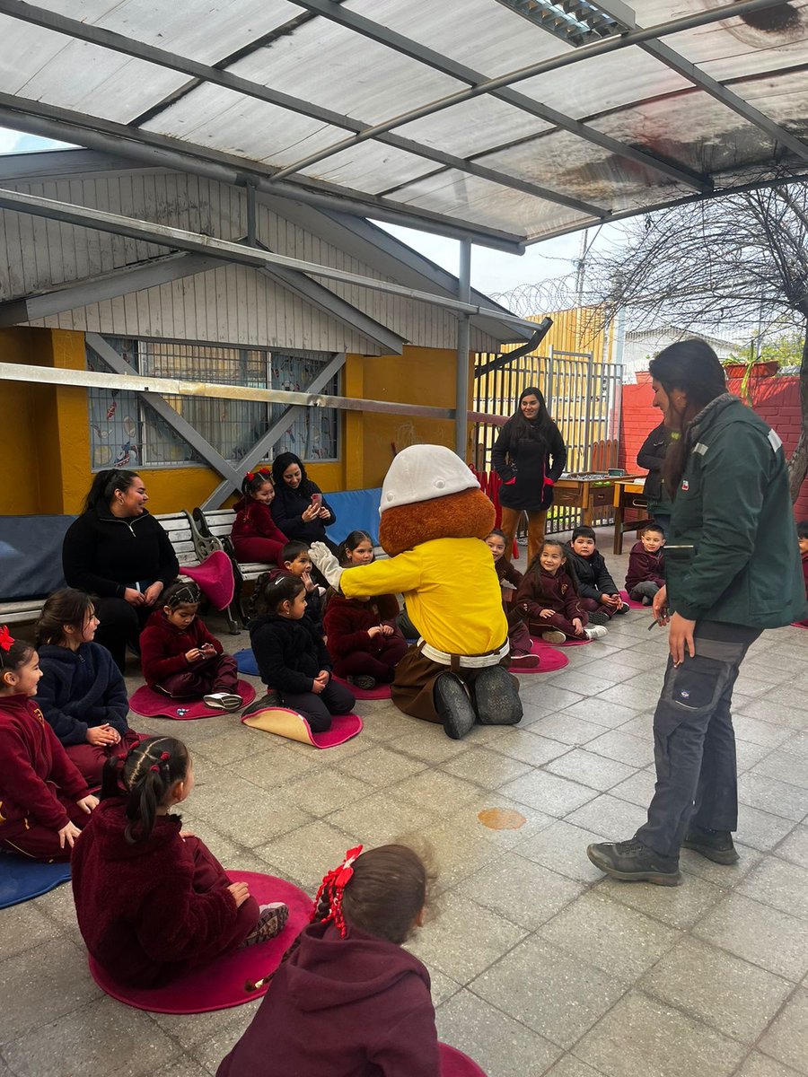 conaf_rm's tweet photo. 📍Huechuraba | Nuestro equipo de prevención de #Incendios junto a @ForestinChile visitó a niñas y niños de la Escuela Adelaida, en la comuna de #Huechuraba🍃

➡️Seguimos transmitiendo nuestro mensaje ¡Prevenir un incendio es más fácil que combatirlo! https://t.co/KoUWWhWnmS