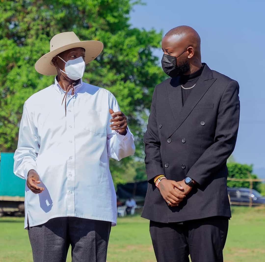 WaakoTonny1's tweet photo. President @KagutaMuseveni appoints @eddykenzoficial  as Senior adviser on creatives 
@PNyamutoro
@News247Ug 
#News247Ug 
#Picturecourtesy 📸📸 https://t.co/LYzqgeCA7r