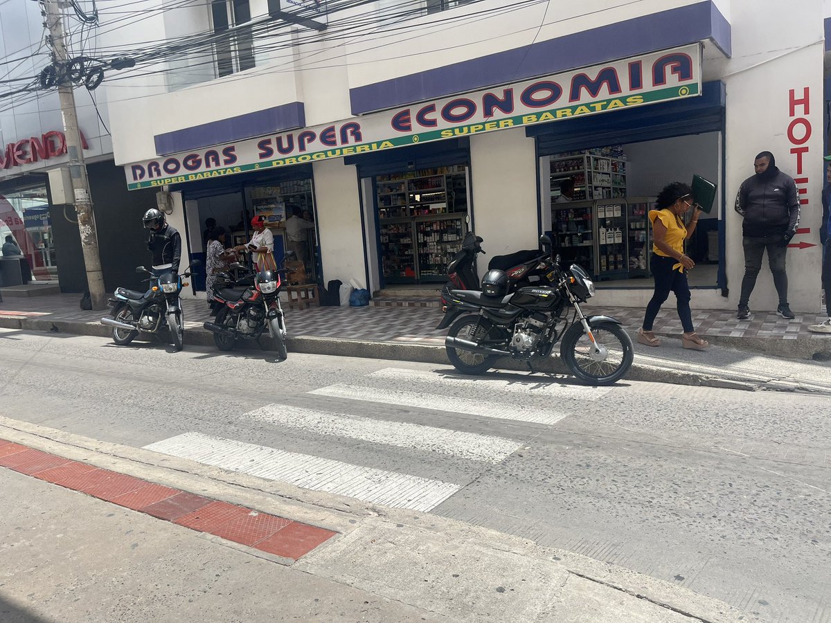 Xailiguaran's tweet photo. Me pregunto, ¿cuál es el papel del #Transito de La Guajira y de la Secretaria de Gobiermo de la @AlcaldiaRcha? Les escribo regularmente del auge de mototaxistas en el Centro Histórico que por Decreto no deben pasar de la Calle 12, ha sido nulo el control https://t.co/rL6XDznnls