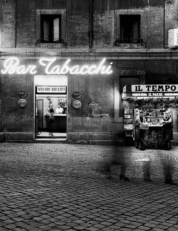 📷 William Klein
Summer evening, Rome, 1956 .