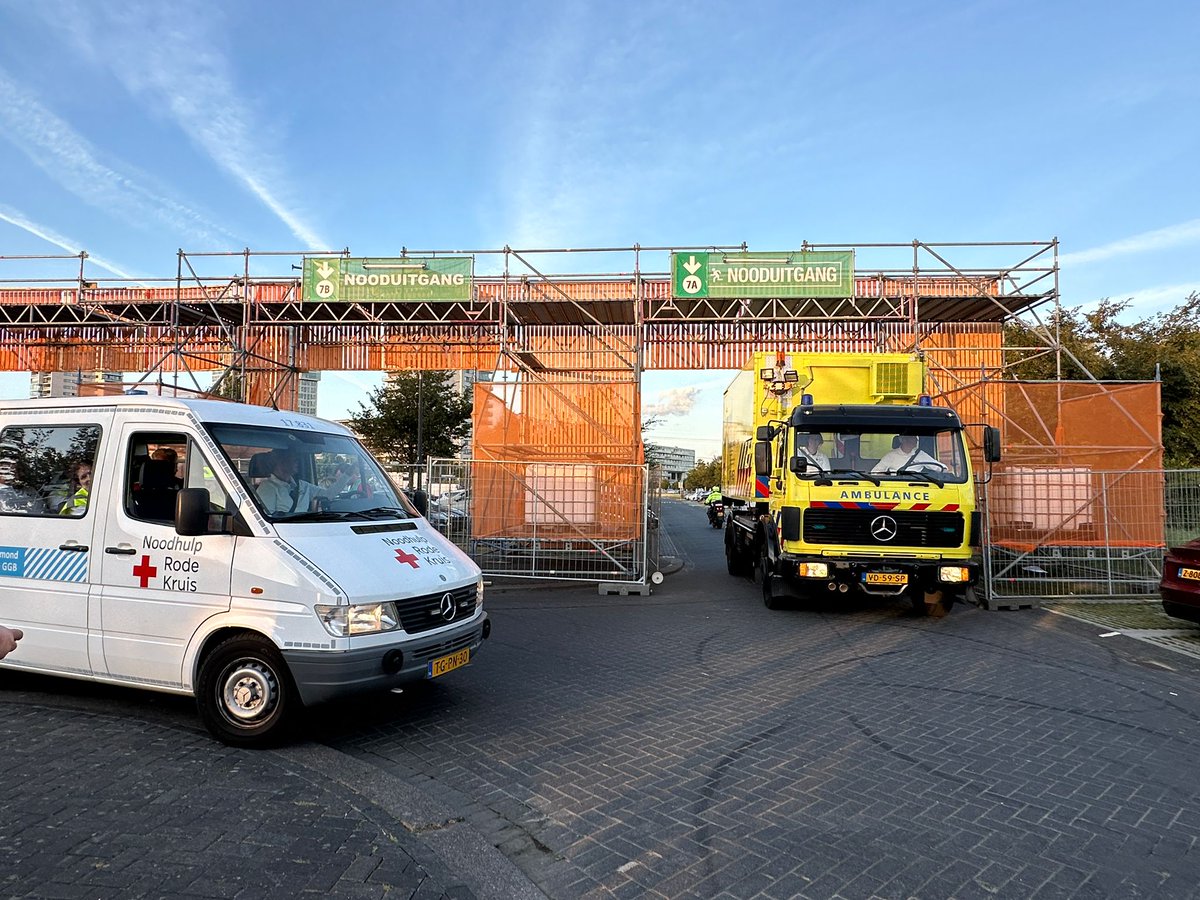 NHTPlus's tweet photo. Vanavond aan de vooravond van #CuliNESSe een mooie oefening gedraaid samen met de andere hulpdiensten. #goedvoorbereidzijn #NHTPlus #GHOR #ambulance #brandweer #politie https://t.co/recMdYTppe