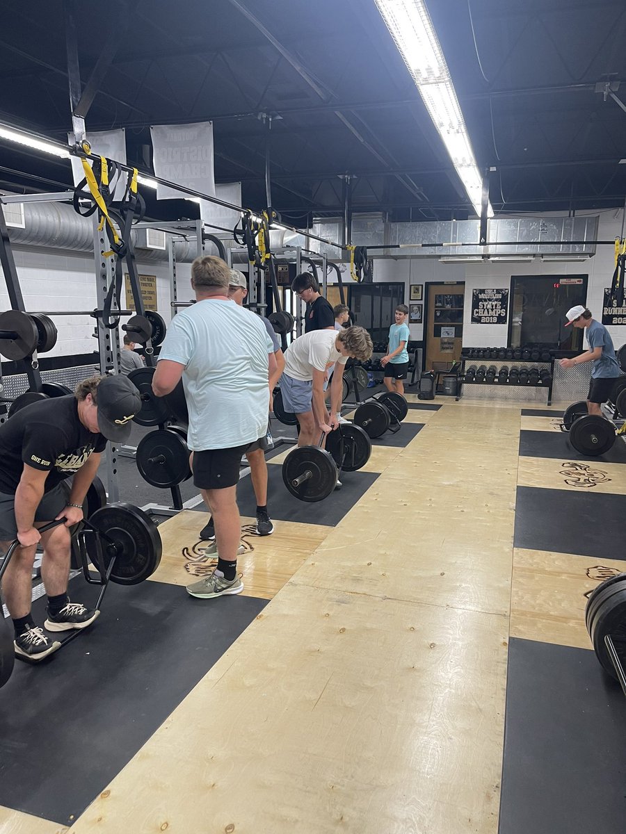 CoachWeathermon's tweet photo. Second day of offseason weights and these young men look like they’re on a mission!!! https://t.co/l34B6lnTks