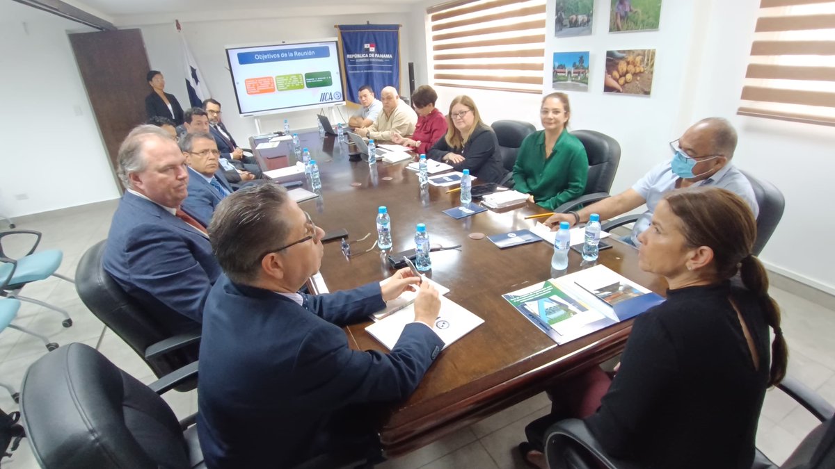 Equipo  <a href="/IICAnoticias/">IICA</a> <a href="/IICA_PANAMA/">IICA-PANAMA</a> se reúne con equipo <a href="/MIDAPma/">Ministerio de Desarrollo Agropecuario</a>  para presentar el potencial de la cooperación que maneja el IICA, oportunidad para evaluar las acciones de cooperación técnica en las que se puede trabajar en conjunto en beneficio del sector agropecuario panameño.