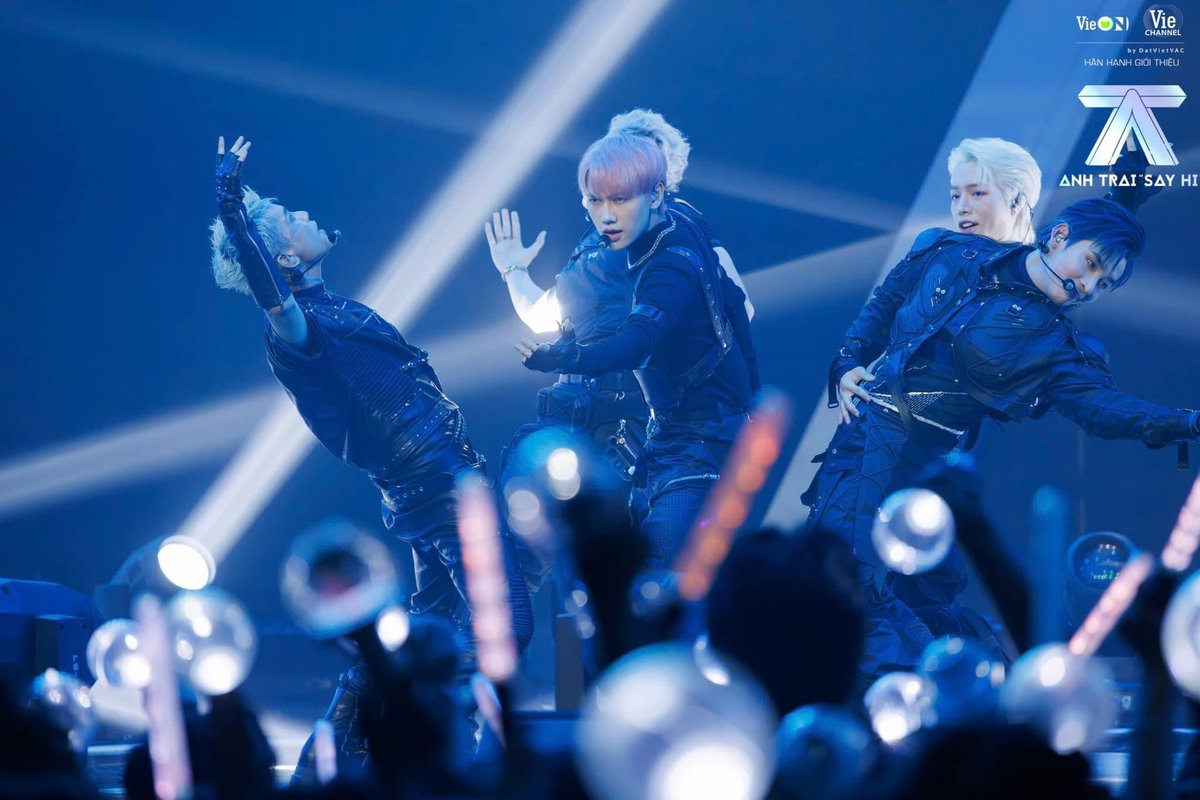 Thế nào là một nhóm nhạc "chuẩn không cần chỉnh" thì mời mọi người xem ngay Sau Đêm Nay nháaaa 😎😎😎 

#AnhTraiSayHi #AnhTrai #JSOL
#VieOn #VieChannel #DatVietVAC
#30NamCoMotDatViet #Saudemnay #DreamS <a href="/DreamS_Vietnam/">DreamS Entertainment</a>