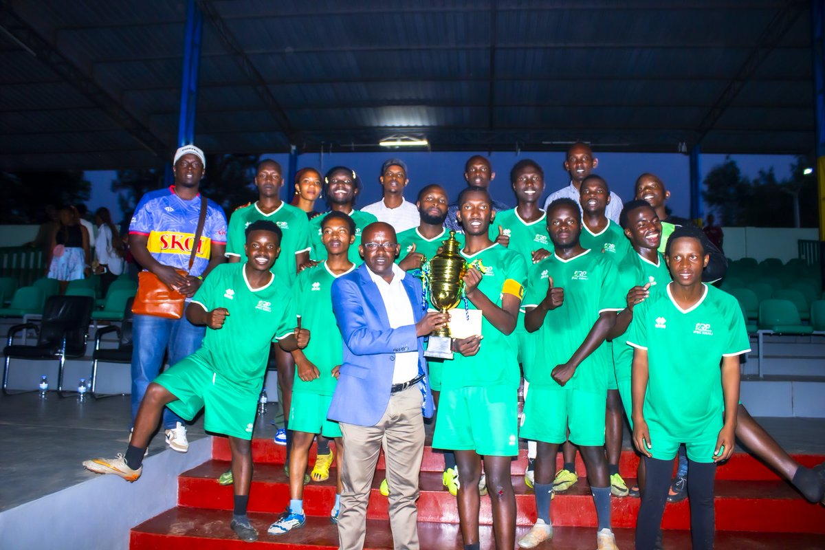 Kigali_College's tweet photo. Mu gusoza amarushanwa yahuzaga amashami atandukanye ya @IPRCKigali,uyu munsi,hakinwe umukino wanyuma wahuje abanyeshuri biga Adv.Diploma in Electrical &amp;  Electronics Eng.(EEE)n'abo mu mashami ya Bachelor of Technology(B-Tech).Igikombe cyegukanwe n'abiga EEE batsinze   B-Tech 1-0 https://t.co/0hTNWAjMLV