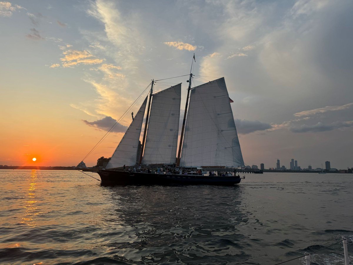 Hi from some happy sailors aboard Schooner America 2.0 ⛵ We hope everyone is enjoying the gorgeous weather this week!