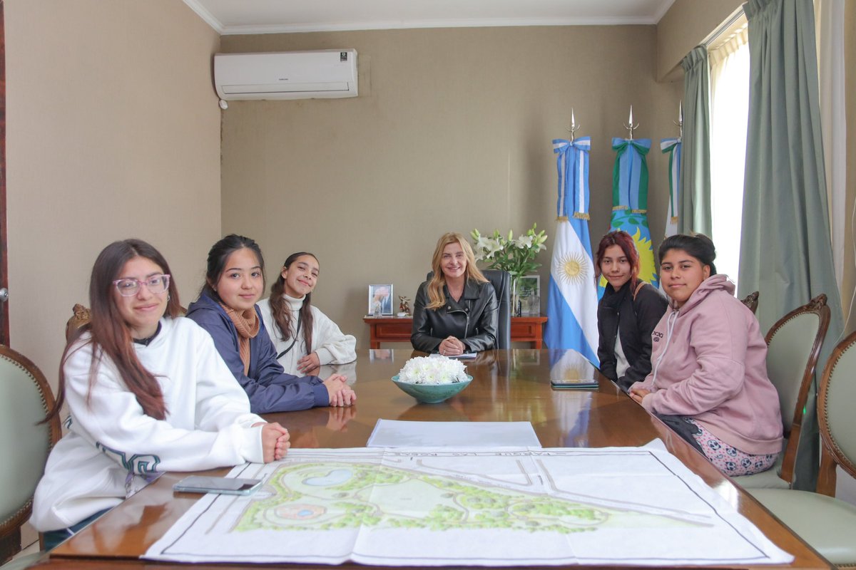 marisafassi's tweet photo. Alumnas del último año de la ES Nº11 de Máximo Paz compartieron conmigo cuáles son sus metas y a qué tienen pensado dedicarse una vez que terminen el secundario.

Poder acompañar a los jóvenes con sus proyectos y sueños es maravilloso. https://t.co/5jQTqHyZsP