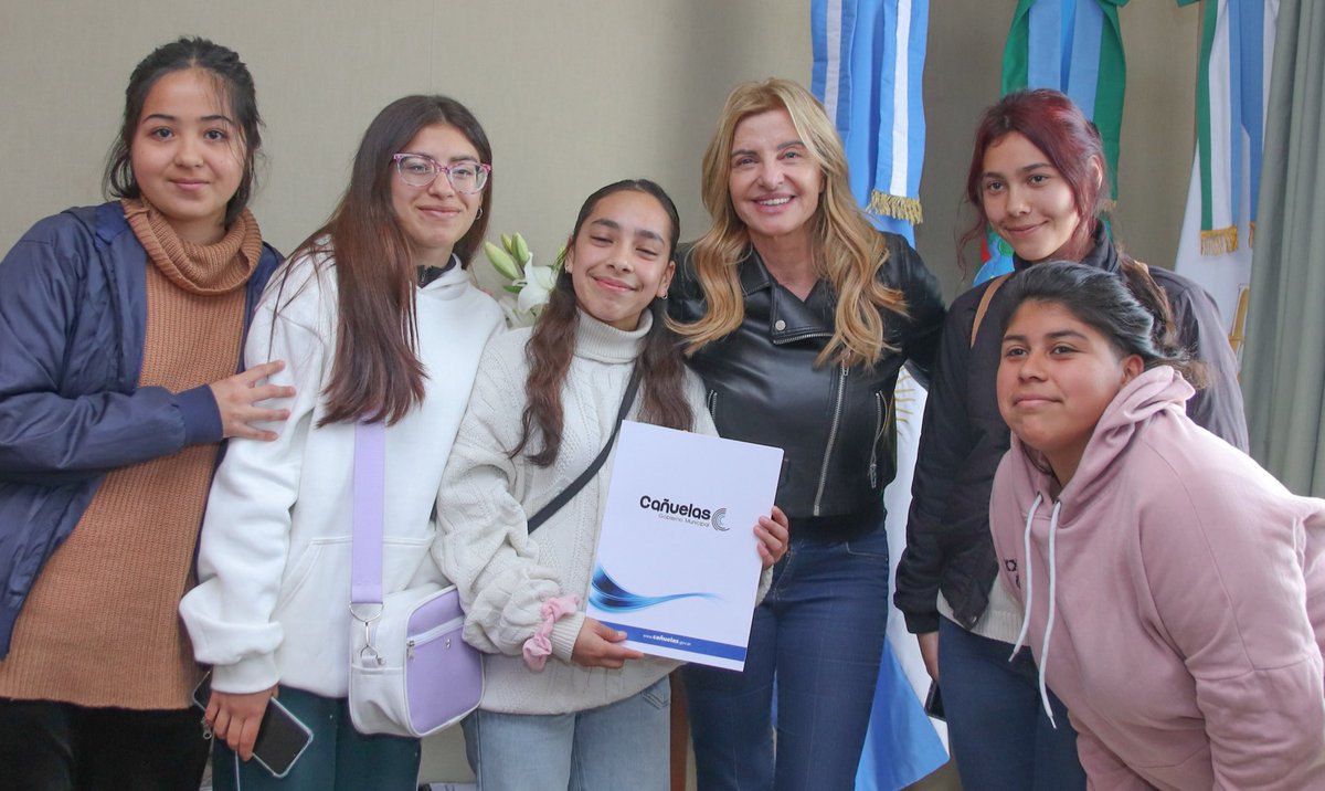 marisafassi's tweet photo. Alumnas del último año de la ES Nº11 de Máximo Paz compartieron conmigo cuáles son sus metas y a qué tienen pensado dedicarse una vez que terminen el secundario.

Poder acompañar a los jóvenes con sus proyectos y sueños es maravilloso. https://t.co/5jQTqHyZsP
