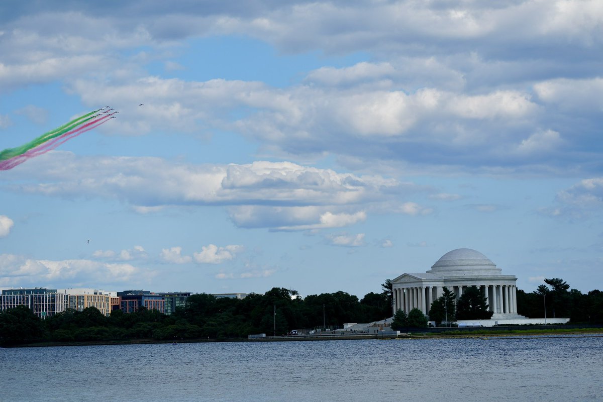 PenguinSix's tweet photo. The Italian Air Force just flew over D.C. https://t.co/SVMrkzxFAB