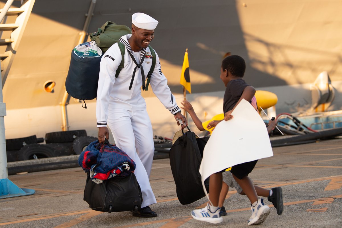 USNavy's tweet photo. #USNavyPhotosoftheDay:
1️⃣ #USSBlueRidge returns to Fleet Activities Yokosuka #CFAY
2️⃣ #USSDelbertDBlack and #USCGCNorthland underway w/ @RoyalCanNavy #OpNANOOK
3️⃣ #USSKingsville arrives in Corpus Christi, TX
4️⃣ #HSC11 #FLTOPS aboard @USSHARRYSTRUMAN
👉 https://t.co/aZddB6hxYf https://t.co/lz58MlMaQU