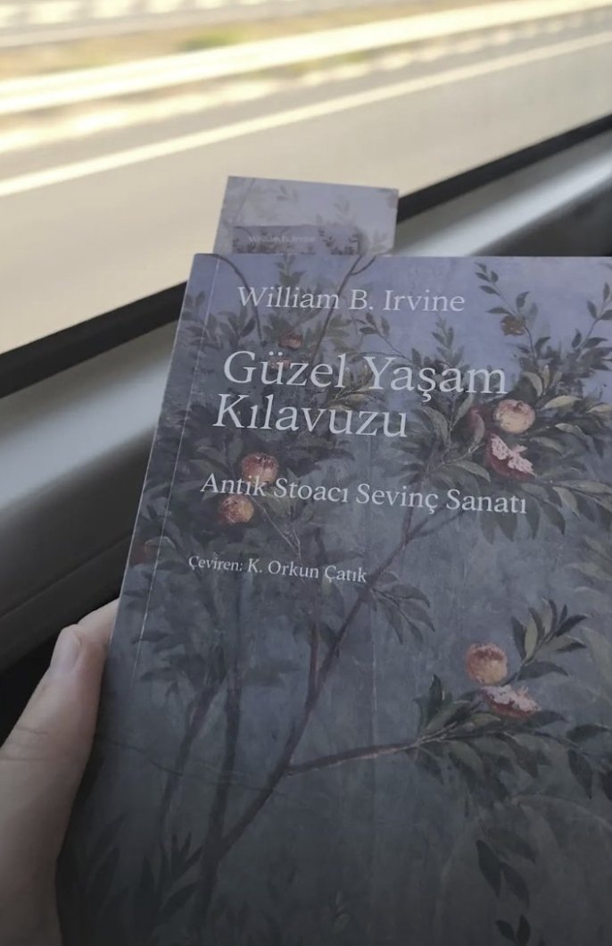 emreckartal's tweet photo. Özellikle de yaşamdaki her şeyin, talihin istediği an, bize sormadan (ve önceden de uyarmadan) tahsil edebileceği bir borç karşılığına var olduğunu unutmamasını söyler, Seneca. 

Tam da bu nedenle sevgili bildiğimiz herkesi sevmeli ama bunu değil sonsuza dek, yarına kadar bile onları elde tutabileceğimizi garantisi olmadığını bilerek yapmalıyız.