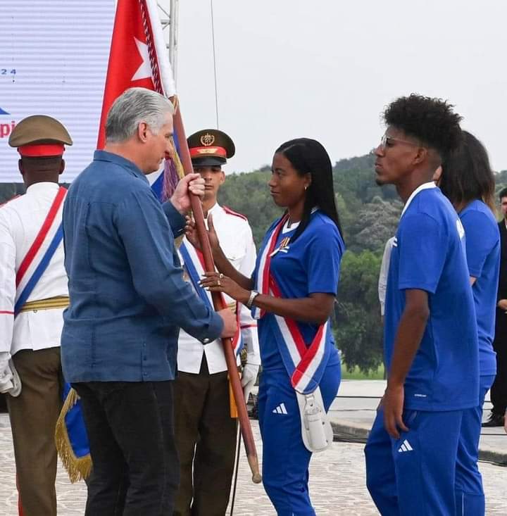 MinfarC's tweet photo. Exitos #Cuba va con ustedes.
Nuestros deportistas parten rumbo a los Juegos Paralímpicos de París 2024. 
¡Que brille la bandera cubana en manos de Omara y Robiel! https://t.co/eMShwrSoUM