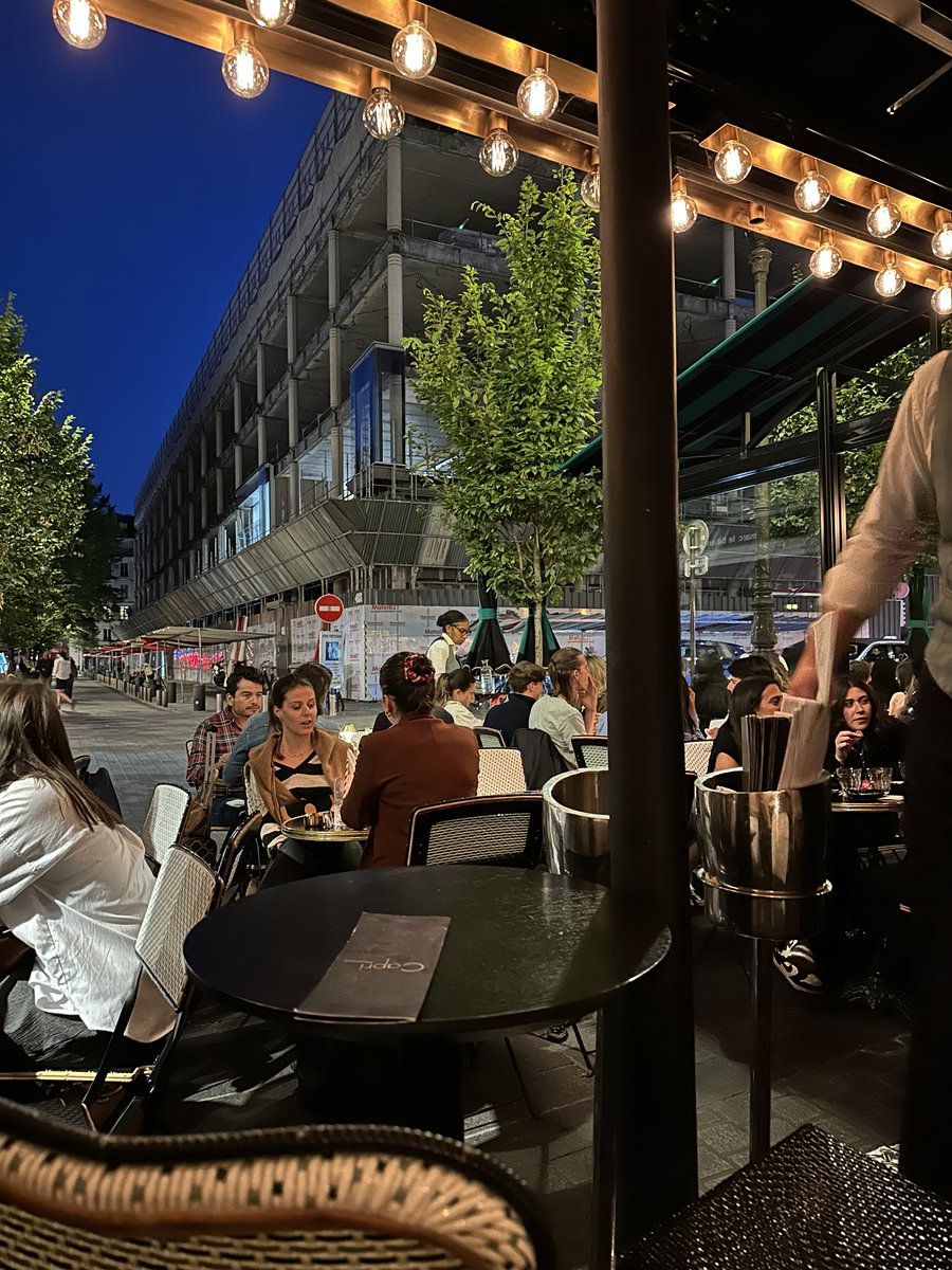 KennethJull's tweet image. Parisiens know how to dine, converse and vie