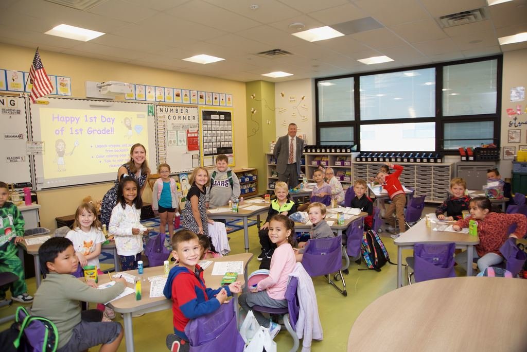 RoyaltonSchools's tweet photo. Some awesome pics from NRES today! Can you spot your student?! #NRInspireGreat https://t.co/Fnn9jkE8FA