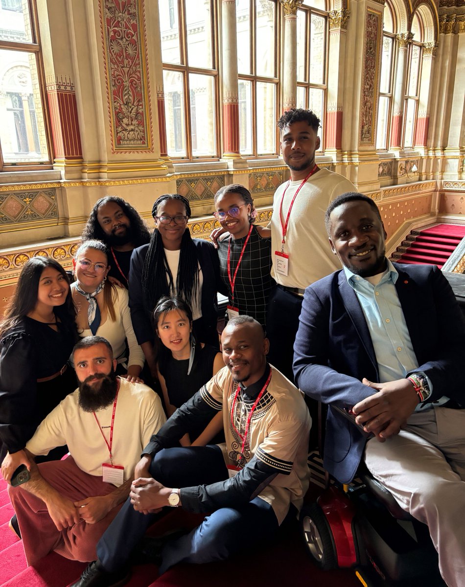 CheveningFCDO's tweet photo. Our #Chevening Social Media Ambassadors had an amazing day hearing from experts at the @FCDOGovUK ✍️ 

‘We got a peek into the world of diplomacy and... gained valuable insights into how the Foreign Office navigates global challenges and fosters international relations’ – Haikaeli Gilliard🎙️ 

https://t.co/UyGZZTTKl6