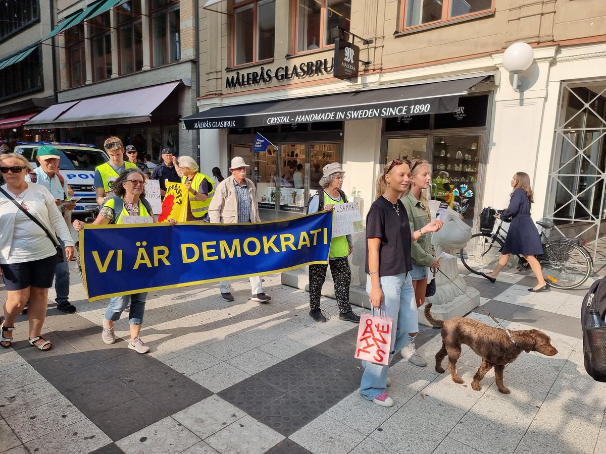 JanineClimate's tweet image. Week 314
🌞 #Exxonknew #ShellKnew = #ClimateCrisis +prior knowledge = #Homicide!

#StopFossilSubsidies #OilFuelsWar
#FridaysforFuture #StopEACOP #ecocide #FreePalestine #ScientistRebellion #TheScienceIsClear

#FFFMapSolidarity, 20, Stockholm  20/8
@stopfossilsubs