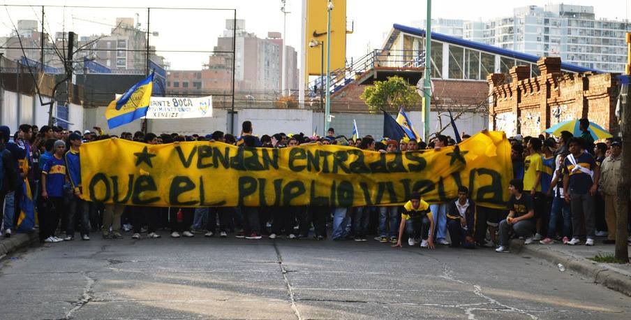 Ayer se cumplieron 11 años del último banderazo por venta de entradas, el cuál concentró a más de 6 mil hinchas de Boca en Brandsen 805 y  que tuvo un fuerte impacto, tanto desde lo mediático como dentro del club, al punto que miembros de la Comisión Directiva de ese momento