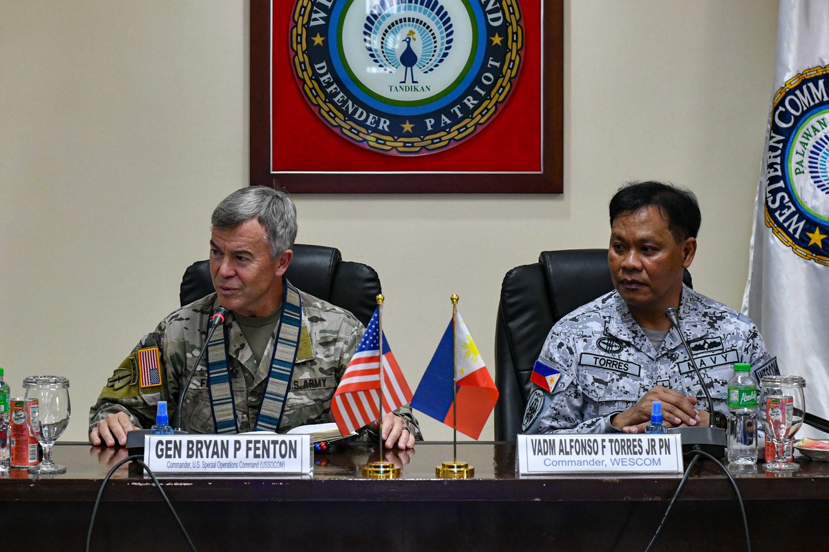 USSOCOM's tweet image. 🇺🇸🤝🇵🇭
While visiting #partners in the Philippines, SOCOM and U.S. Special Operations Command Pacific leaders met with @USAmbPH MaryKay Carlson, engaged with military counterparts, and lowered both nation’s flags at the Manila American Cemetery and Memorial.#FriendsPartnersAllies