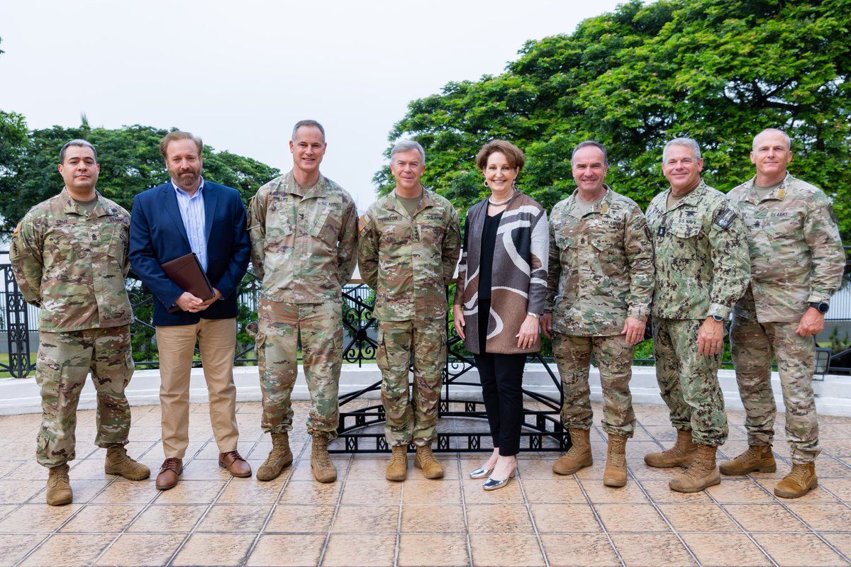 USSOCOM's tweet image. 🇺🇸🤝🇵🇭
While visiting #partners in the Philippines, SOCOM and U.S. Special Operations Command Pacific leaders met with @USAmbPH MaryKay Carlson, engaged with military counterparts, and lowered both nation’s flags at the Manila American Cemetery and Memorial.#FriendsPartnersAllies