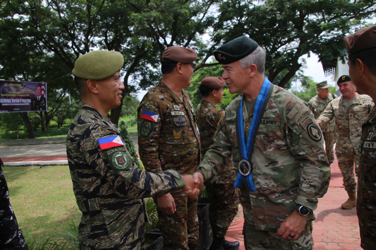 USSOCOM's tweet image. 🇺🇸🤝🇵🇭
While visiting #partners in the Philippines, SOCOM and U.S. Special Operations Command Pacific leaders met with @USAmbPH MaryKay Carlson, engaged with military counterparts, and lowered both nation’s flags at the Manila American Cemetery and Memorial.#FriendsPartnersAllies