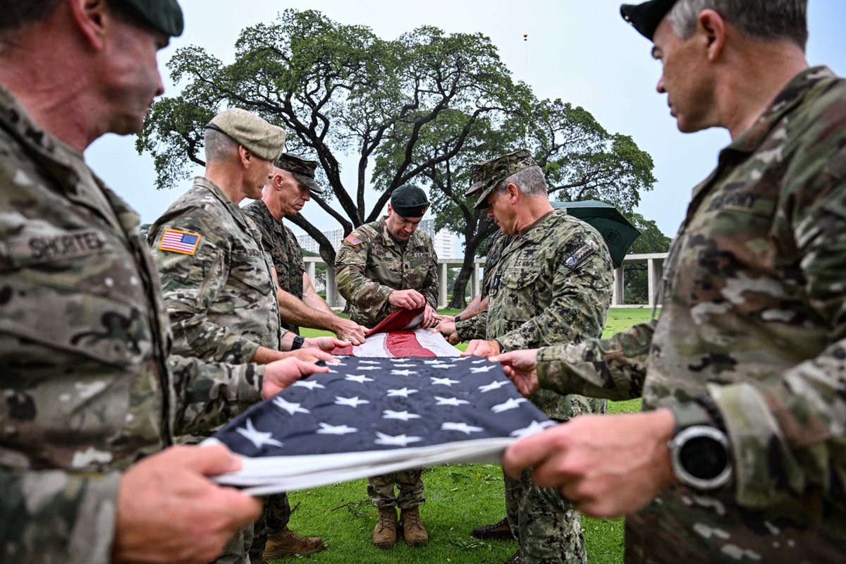 USSOCOM's tweet image. 🇺🇸🤝🇵🇭
While visiting #partners in the Philippines, SOCOM and U.S. Special Operations Command Pacific leaders met with @USAmbPH MaryKay Carlson, engaged with military counterparts, and lowered both nation’s flags at the Manila American Cemetery and Memorial.#FriendsPartnersAllies