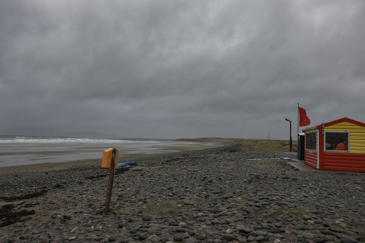 KarenCoxPhoto's tweet photo. Wind and waves at Carrowniskey and Carrowmore beaches on the Mayo coast as remnants of Hurricane Ernesto hit the west coast this evening.
#ernesto #hurricaneernesto #weather #wind #waves #wildatlanticway #coast #tide #stormy #photography #carrowniskey #carrowmore #Ireland https://t.co/jQyNGFbQEO