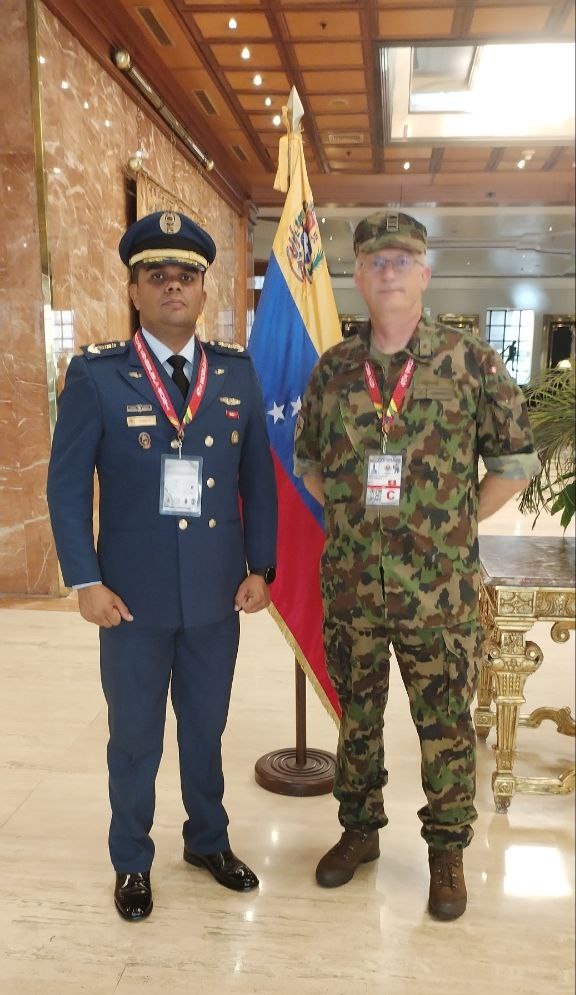 CAFMA_AMB's tweet photo. #21Ago//El Cnel. Hoswar Rosales,subdirector #CAFMA,cómo miembro de la comisión de traductores de los IV Juegos Mundiales de Cadetes 2024,recibio al Cnel. Suizo Luca Fillipini,Secretario General Del Comité Internacional de Deportes Militares y Jurado de la Disciplina de Tiro. https://t.co/2z9dYsWoPq