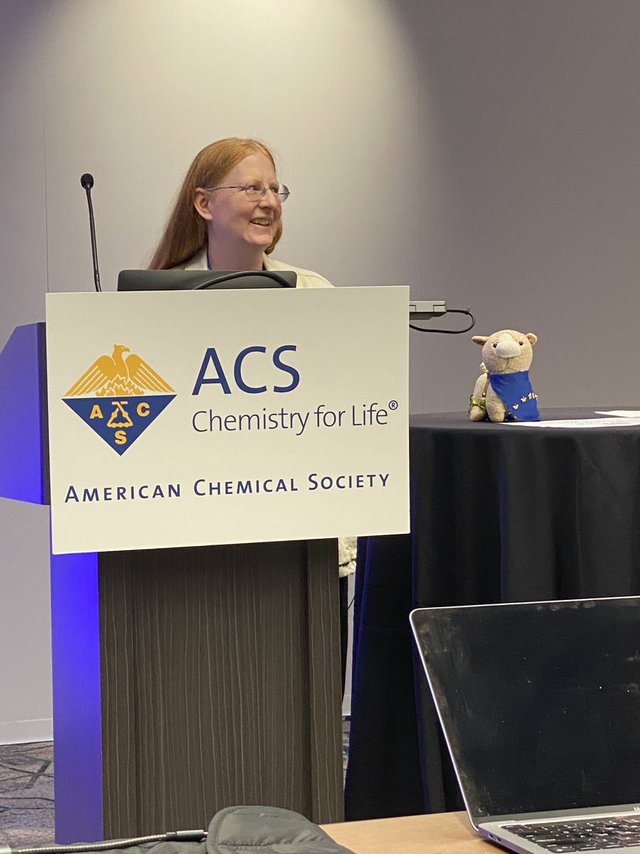 perrys_lab's tweet photo. @MacroJrnls_ACS @brett_fors This was such a great symposium! @brett_fors has inspired such great chemistry and chemists! The #coacervate physics was also amazing!
#LlabLlama was very honored that everyone let her be a part of the event. https://t.co/end3v5tkME