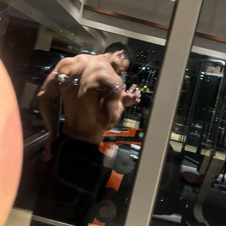 gente esse aqui é meu cachorro o nome dele é pitucho gustavo e ele precisa muito de cruzar muito mesmo ele nunca cruzou antes E tá no cio ele quer muito uma femea pra cruza beijar levar p date

tem 34 anos gosta mto de academia, eh HETERO e MONOGÂMICO, além de muito romântico