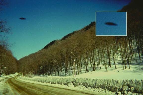 donledz1's tweet image. On January 29, 2004, while returning home from picking up his six-year-old daughter from kindergarten, he noticed an unusual object in the sky. He quickly grabbed a disposable camera from the car and managed to capture two photographs
#UFO #SkySighting #MysteriousObject #Strange