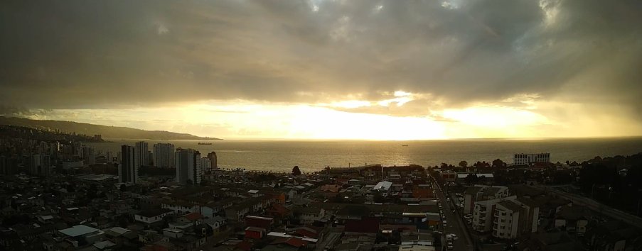 17:50 🌦️ Chubascos aislados en #Valparaíso y #ViñadelMar 

Se mantendrán hasta la madrugada. 
❄️ Chubascos de agua-nieve se podrían registrar en #LosAndes y #SanFelipe