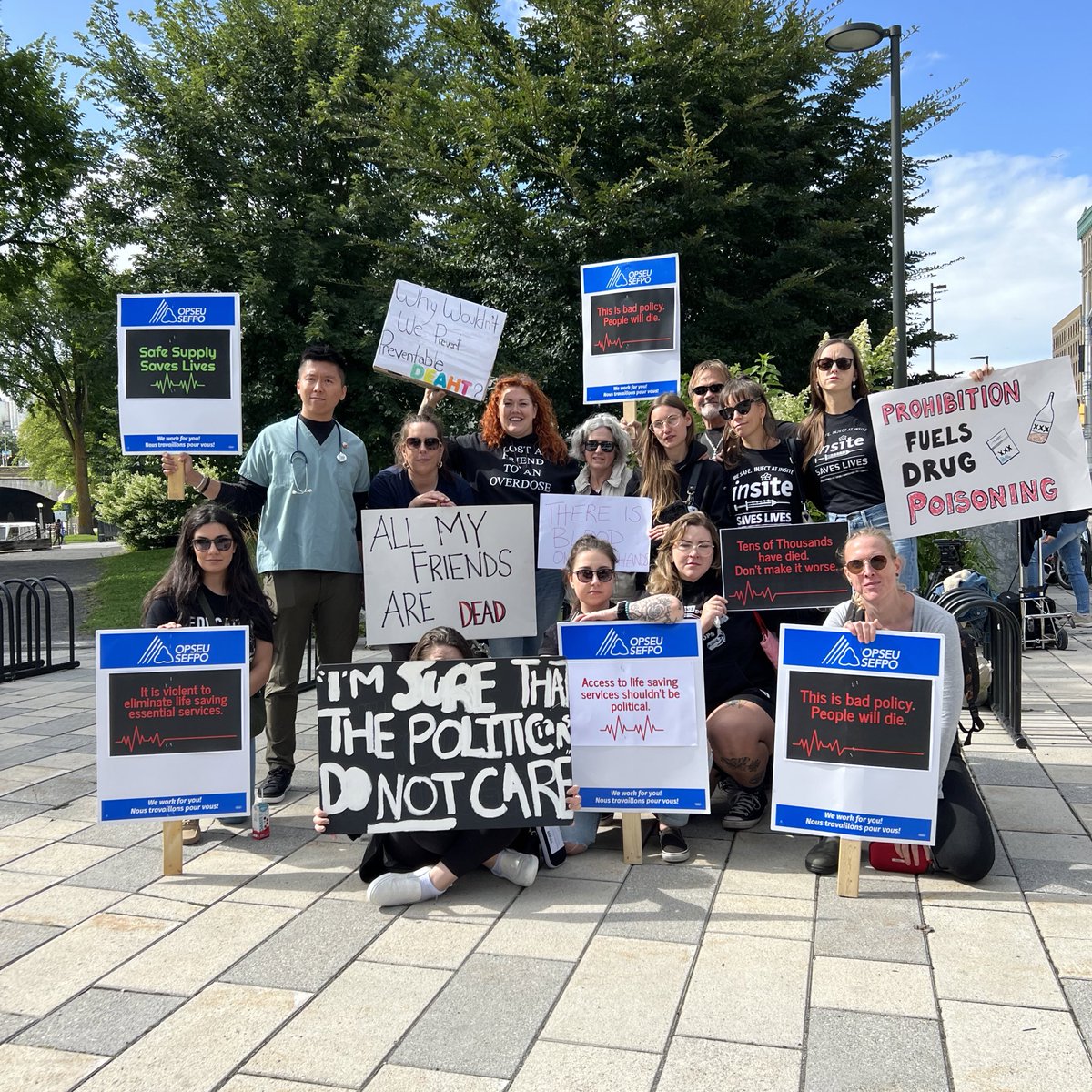 I stood outside the Shaw Centre in Ottawa to speak out against Ontario's decision to ban supervised consumption sites near schools/child-care centres, forcing 10 sites to close by March 2025. These sites save lives—they are a lifeline, not a "drug den." We will not go away. 🖕🏻