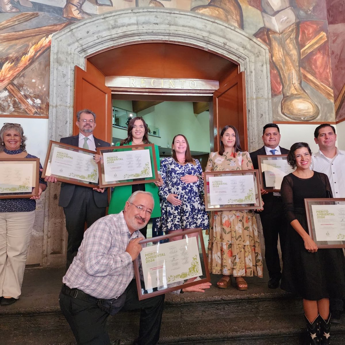 Estoy muy contenta de compartirles que hoy en la sesión extraordinaria del #CongresoDeJalisco se dio el reconocimiento al "Mérito ambiental 2024" último de esta legislatura. ¡Muchas felicidades a los ganadores! Y que sea solo uno de muchos logros más.💚
#ErikaRamirez #CongresoJal