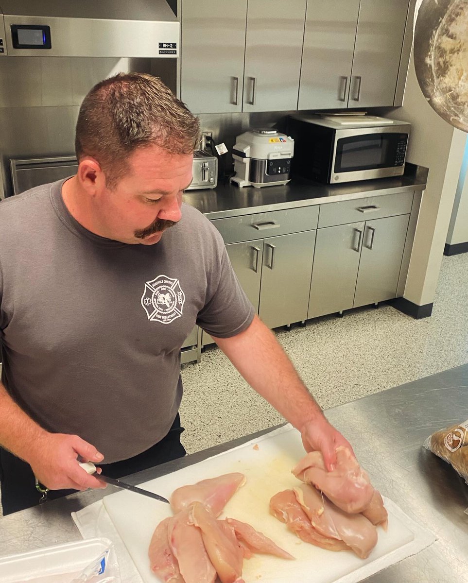 scfdpio's tweet photo. What’s cooking 🧑🍳 on B Shift Fire Station 11? Stuffed chicken with an impromptu no recipe needed by Chef & Engineer/Paramedic Travis Hagerty
📸 #Firefighter Taylor Kennedy & semi sous chef #FireFood https://t.co/MdCMM3qYb4