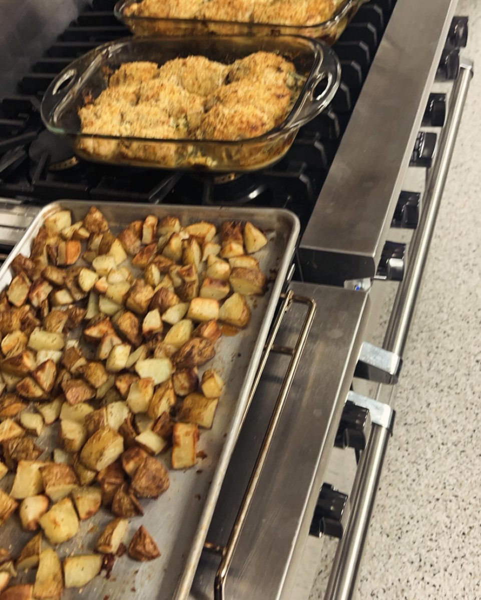 scfdpio's tweet photo. What’s cooking 🧑🍳 on B Shift Fire Station 11? Stuffed chicken with an impromptu no recipe needed by Chef & Engineer/Paramedic Travis Hagerty
📸 #Firefighter Taylor Kennedy & semi sous chef #FireFood https://t.co/MdCMM3qYb4