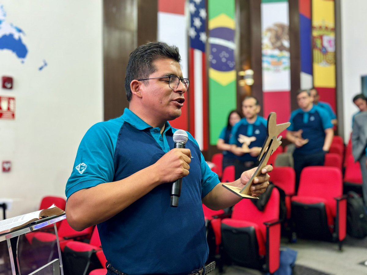 AdventistasUPN's tweet photo. En la clausura del #CADeUPN 🇵🇪, cada líder de campo e institución renovó su compromiso de llevar el evangelio más allá de lo alcanzado.  🌍📖 Con urgencia y fervor, predicaremos el mensaje de salvación porque ¡Cristo está a las puertas! 🙌🎺 #RID #MisiónGloCal https://t.co/Ar3Q6ya3F5