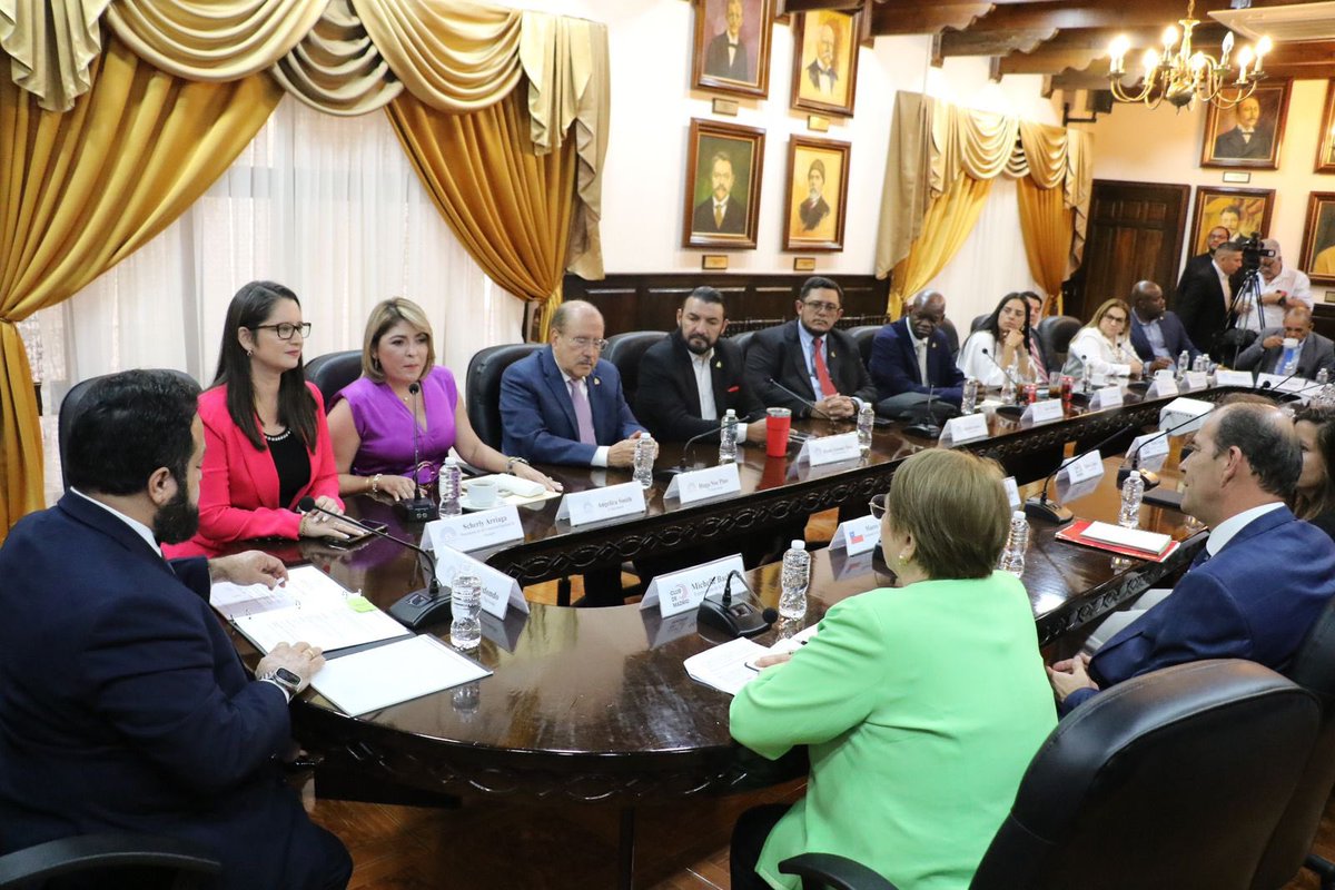 🇭🇳🏛️🇨🇱 | 𝐄𝐱𝐩𝐫𝐞𝐬𝐢𝐝𝐞𝐧𝐭𝐚 𝐝𝐞 𝐂𝐡𝐢𝐥𝐞, 𝐌𝐢𝐜𝐡𝐞𝐥𝐥𝐞 𝐁𝐚𝐜𝐡𝐞𝐥𝐞𝐭, 𝐯𝐢𝐬𝐢𝐭𝐚 𝐞𝐥 𝐂𝐨𝐧𝐠𝐫𝐞𝐬𝐨 𝐍𝐚𝐜𝐢𝐨𝐧𝐚𝐥 𝐝𝐞 𝐇𝐨𝐧𝐝𝐮𝐫𝐚𝐬.

La expresidenta y primera encargada de <a href="/ONUMujeres/">ONU Mujeres</a>, <a href="/mbachelet/">Michelle Bachelet</a>, visitó este miércoles el Congreso Nacional de