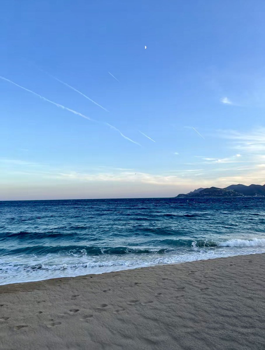 faresrsf's tweet photo. La mer me fascine tellement https://t.co/7uMPuNXlSV