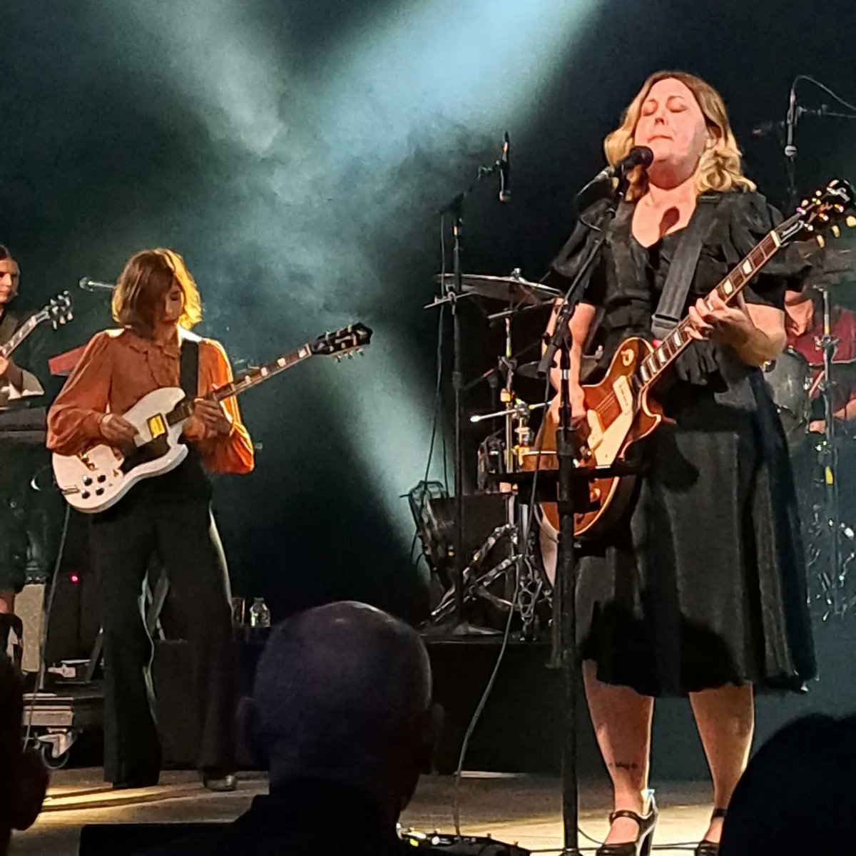 Nonkel_Muziek's tweet photo. Een mooi drieluik in het OLT met support Noa Lee, Sleater-Kinney en Blonde Redhead!! @OLTRivierenhof #noalee #sleaterkinney #blonderedhead #oltrivierenhof https://t.co/yYUcvjWA2i