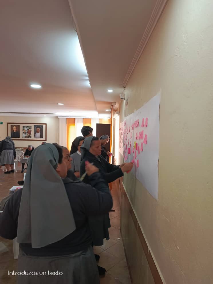 Se nos invitó a meditar con el documento Despojarse y descubrir la intención compartida. Carmen M. Castrejón