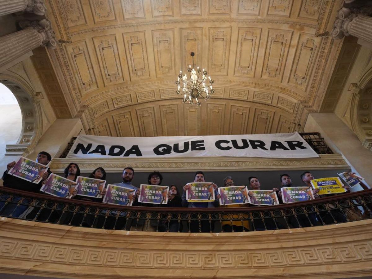 En junio, el proyecto de ley que buscaba prohibir las mal llamadas “terapias de conversión” fue archivado a la espera de su tercer debate.

🧐La Silla encontró que la desinformación y las teorías conspirativas en redes sociales jugaron un papel clave en el archivo.

Va 🧵