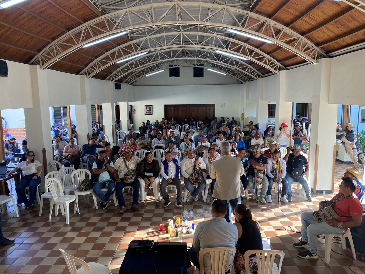 OIA_COLOMBIA's tweet image. #AEstaHora | En la #MCP2024 acordamos entre  @OIA_COLOMBIA y @SecEducacionAnt de la @GobAntioquia  el mejoramiento y construcción de Escuelas Educativas Rurales Indígenas en Antioquia, donde ya se han entregado 7 aldeas educativas indígenas. @AndresJRendonC @EPMestamosahi