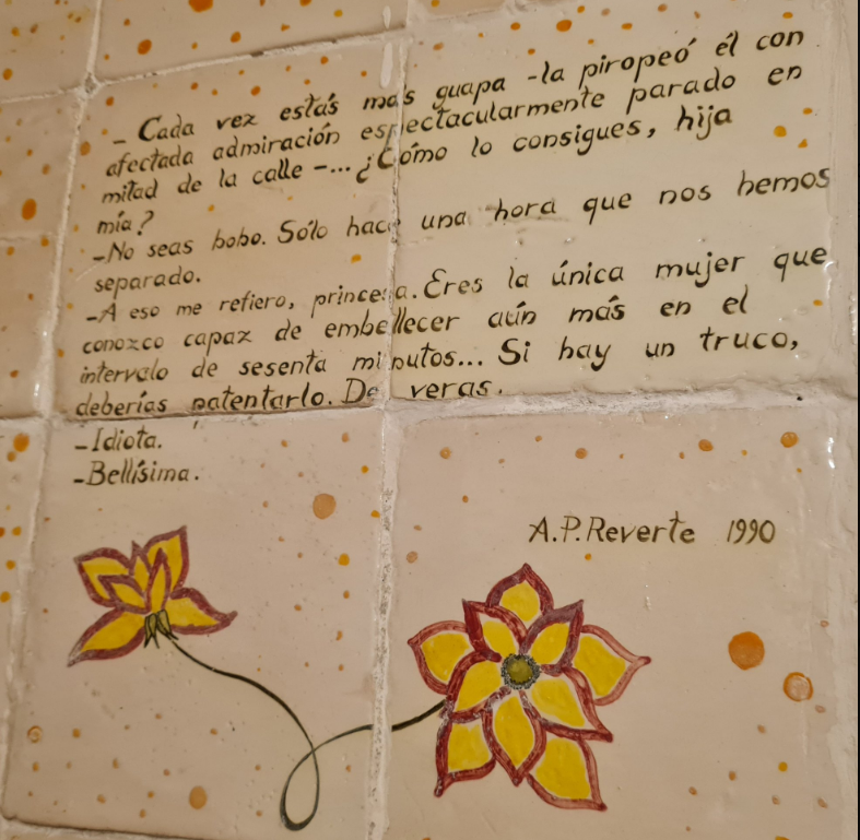 perezreverte's tweet photo. Cosas que encuentra uno en las paredes. https://t.co/w5zU4SfKrQ