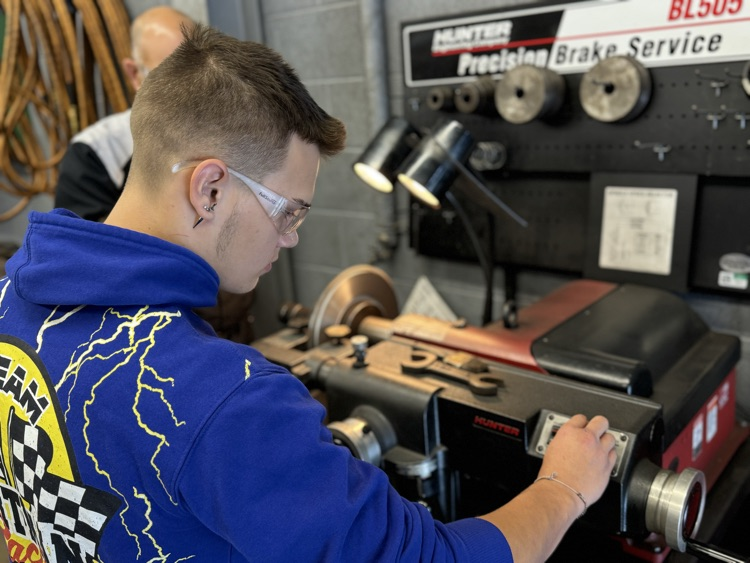 Brake lathe practice for beginning Automotive MLR students at GTC. Mr. Rob Robbins instructs his students with hands-on experience smoothing out brake rotors. 

#gtcworkready #automechanic @greenecountyschoolstn @greenevillecityschools @greene_county_partnership