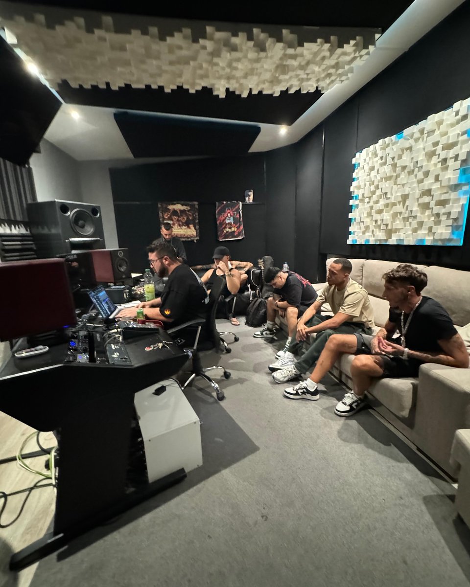 infoquev3do's tweet photo. Quevedo junto a Yung Beef y Atómic 👀

📷By lavendicionestudios vía IG https://t.co/S54mpAWvhq