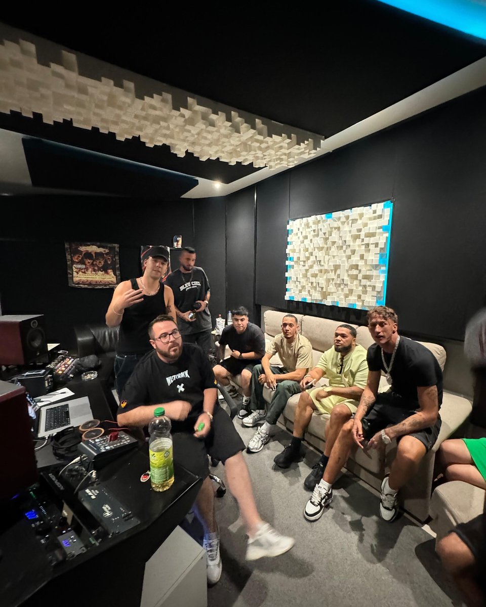 infoquev3do's tweet photo. Quevedo junto a Yung Beef y Atómic 👀

📷By lavendicionestudios vía IG https://t.co/S54mpAWvhq